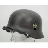 Wehrmacht: Stahlhelm M40.Die Glocke gedunkelt, der Adler (zu ca. 85% erhalten), mit gedunkeltem