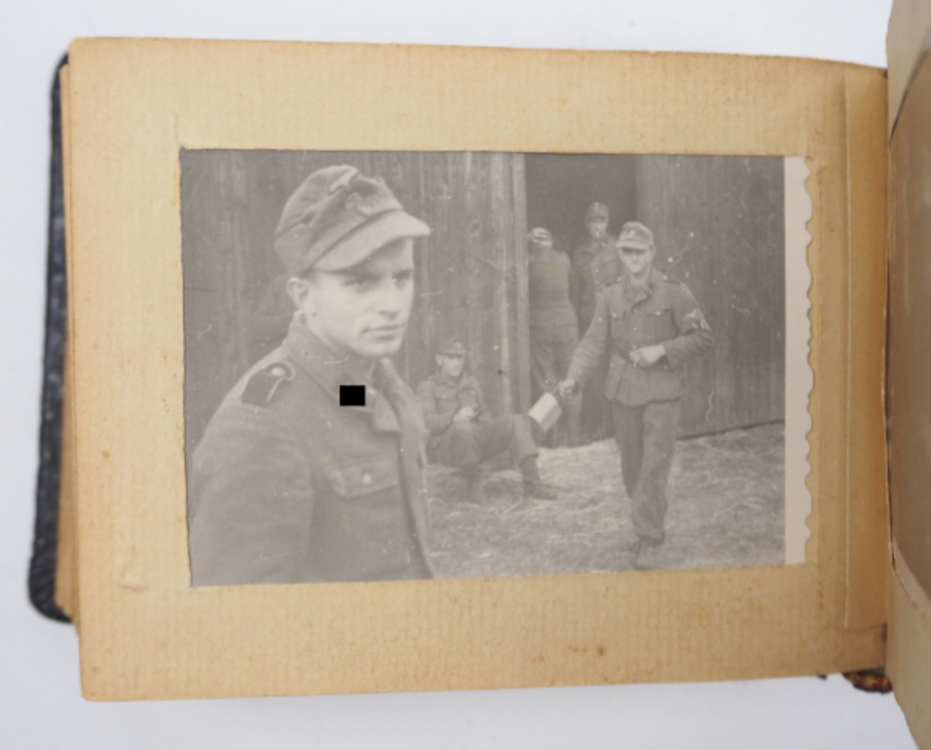 Fotoalbum eines Angehörigen "Der Führer".Kleines schwarzes Album, Bindung lädiert, 51 Fotos, Motive: - Image 3 of 6