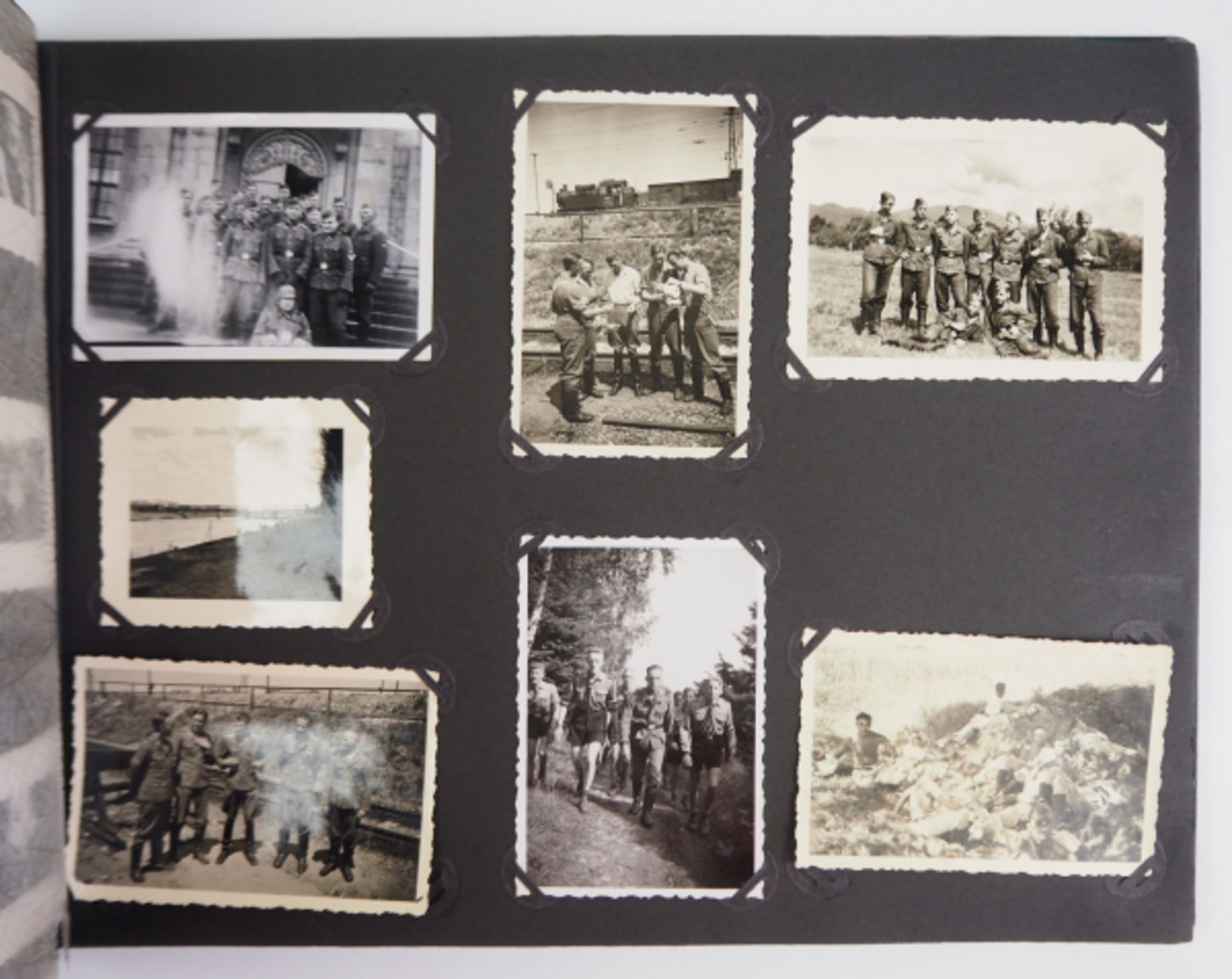 Fotoalbum eines Angehörigen "Der Führer".Gescheckter Einband, 127 Fotos, diverse Formate, einige