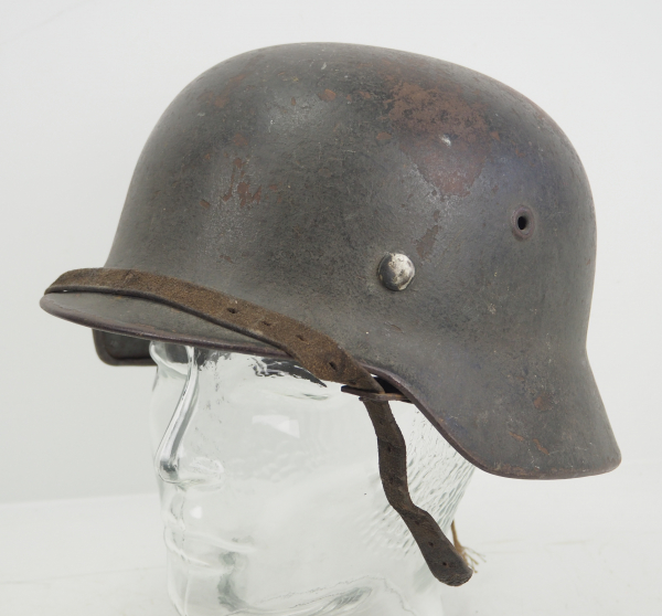 Wehrmacht: Stahlhelm M40.Glocke mit Originallackierung, im Nacken 4885, seitlich ET64 gestempelt,