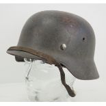 Wehrmacht: Stahlhelm M40.Glocke mit Originallackierung, im Nacken 4885, seitlich ET64 gestempelt,