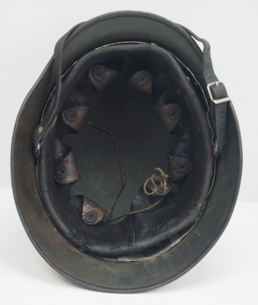 Wehrmacht: Stahlhelm M40.Die Glocke gedunkelt, der Adler (zu ca. 85% erhalten), mit gedunkeltem - Image 5 of 5