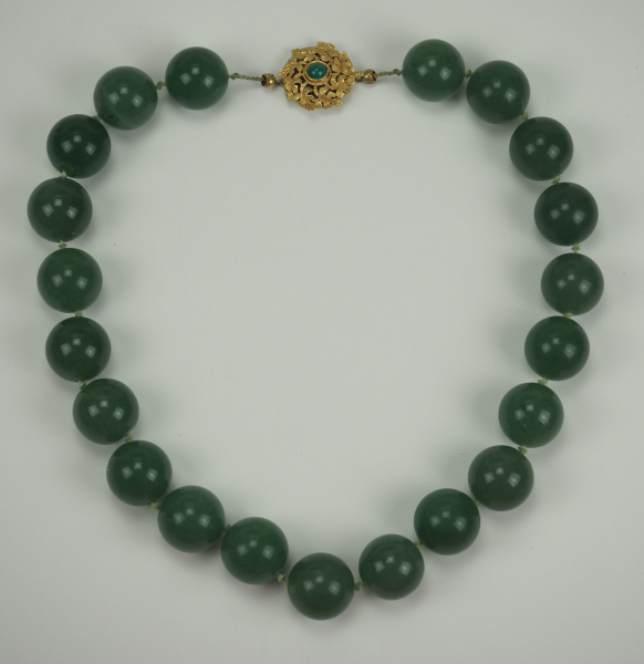 Jade Kette mit Gold Verschluss.21 Jade Kugeln, aufgereiht, mit floralem filigranem Verschluss aus - Image 2 of 5