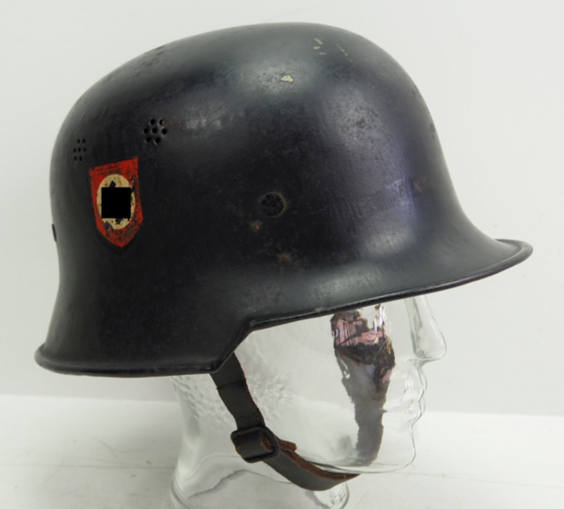 Feuerlöschpolizei: Helm.Schwarz lackierter Helm, das Polizei-Emblem zu ca. 75% erhalten, das - Image 3 of 6