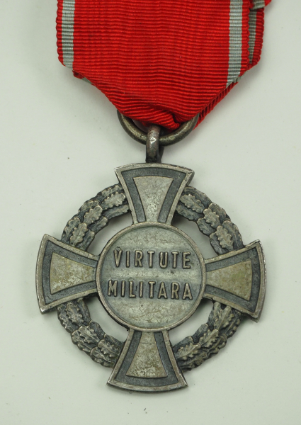 Rumänien: Militär-Tapferkeitsmedaille, 2. Form, 2. Klasse.Buntmetall versilbert, durchbrochen - Image 2 of 2