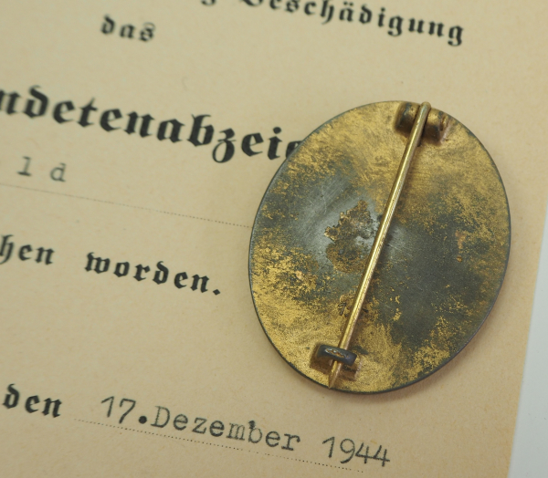 Verwundetenabzeichen, 1939, Gold, mit Urkunde für einen SS-Scharführer der SS-Art. Ausb. u. Ers. - Image 2 of 2