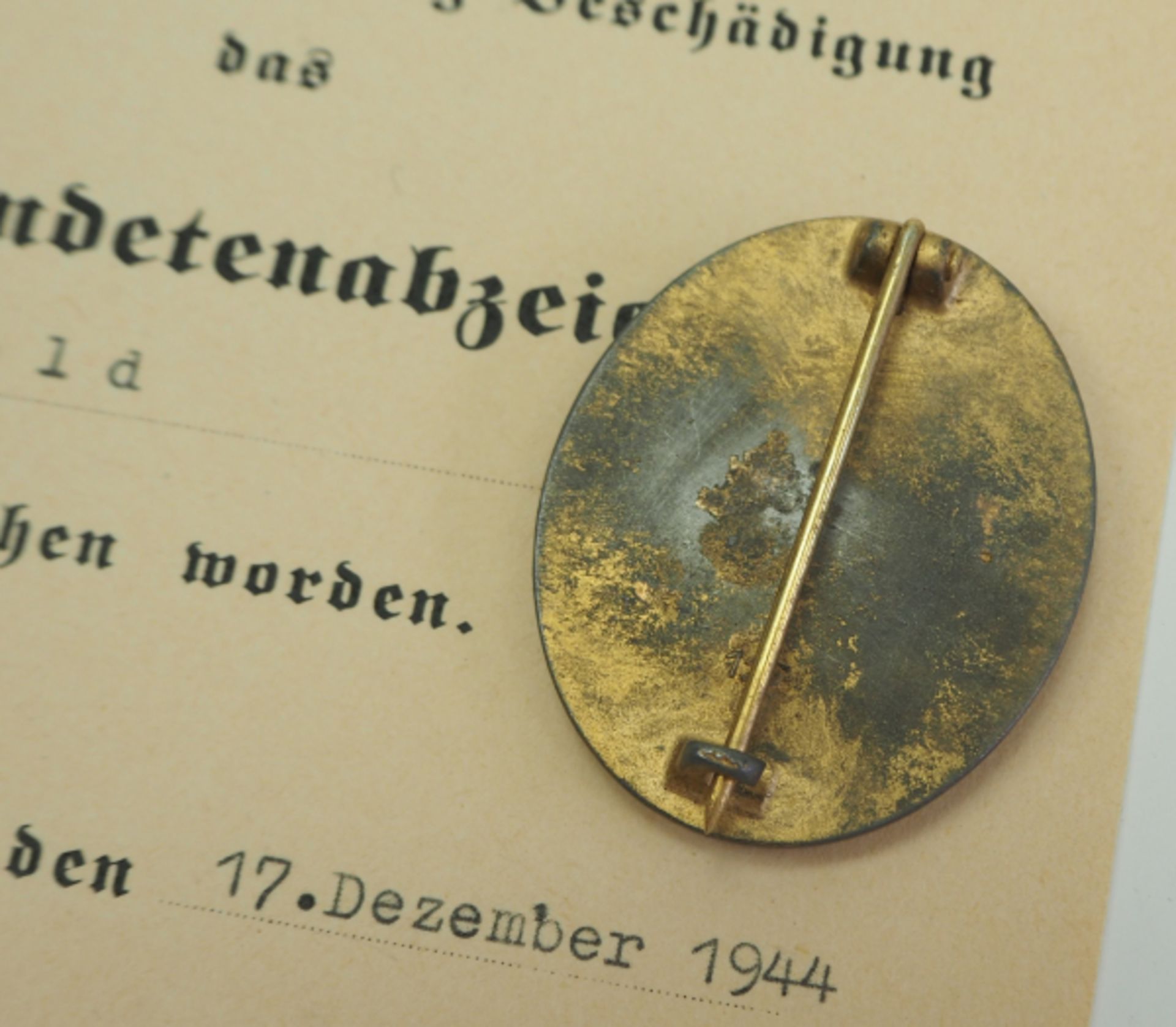 Verwundetenabzeichen, 1939, Gold, mit Urkunde für einen SS-Scharführer der SS-Art. Ausb. u. Ers. - Bild 2 aus 2