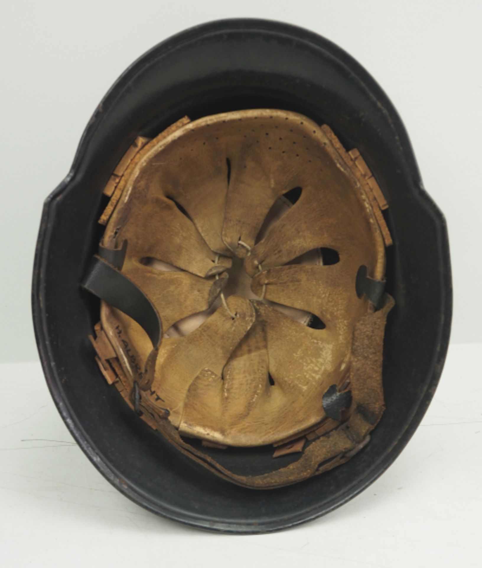 Feuerlöschpolizei: Helm.Schwarz lackierter Helm, das Polizei-Emblem zu ca. 75% erhalten, das - Image 6 of 6