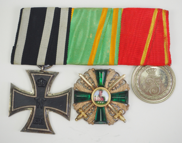Baden: Ordenschnalle eines Frontoffiziers mit 3 Auszeichnungen.1.) Preussen: Eisernes Kreuz, 1914,