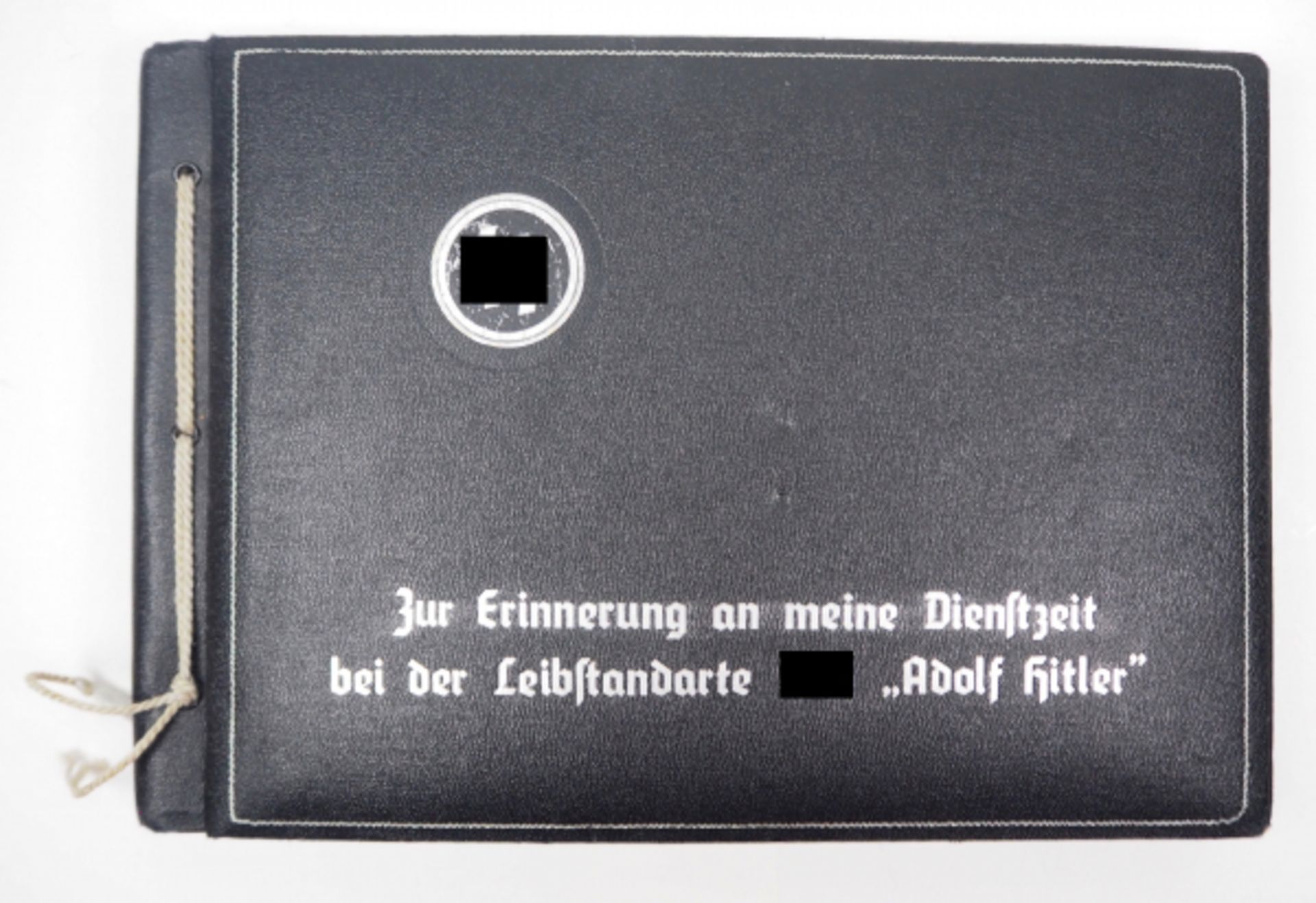 Fotoalbum eines Angehörigen der Leibstandarte Adolf Hitler.Schwarzer Einband mit silberner