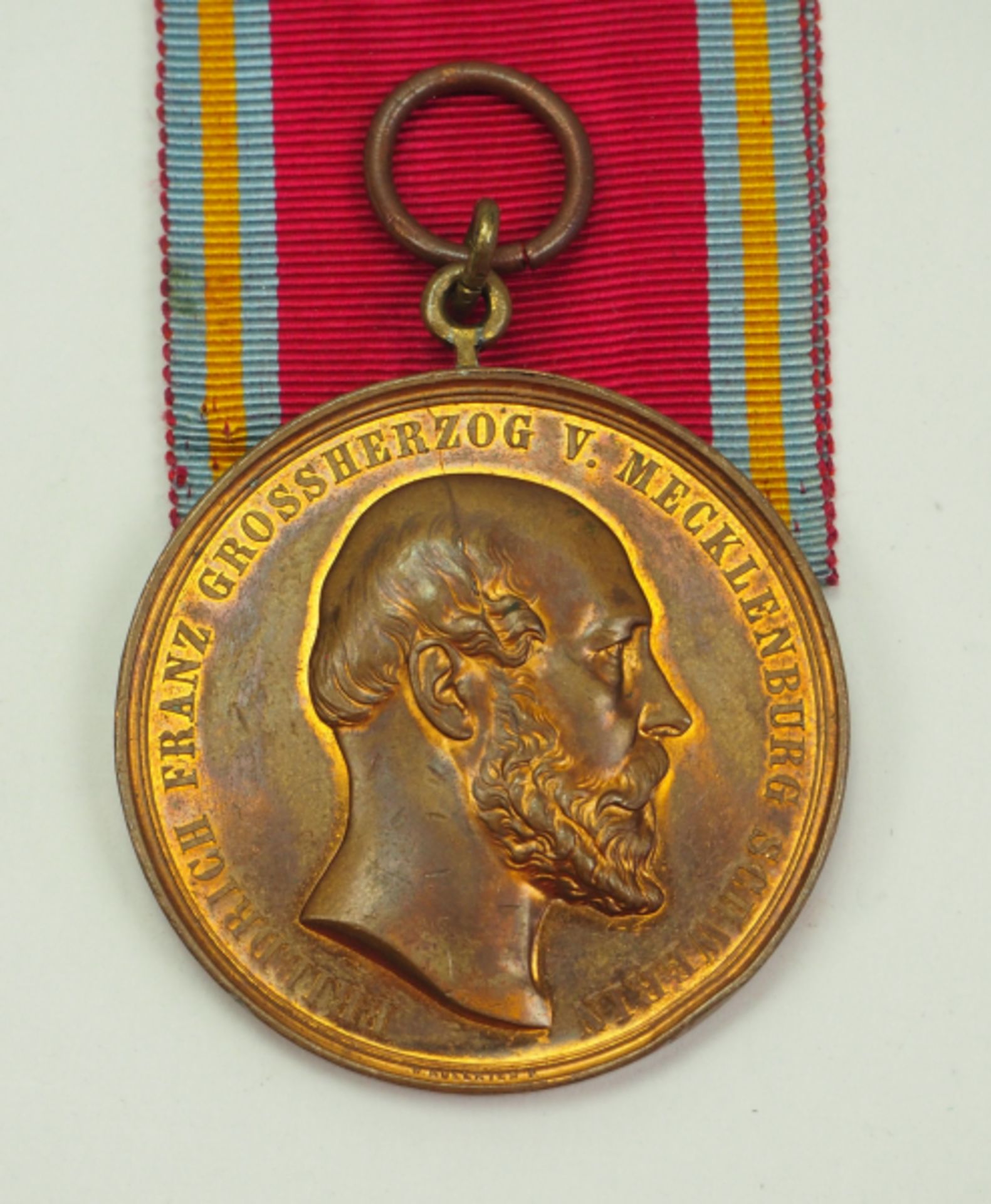 Mecklenburg-Schwerin: Bronzene Verdienstmedaille (1872-1918).Bronze, dazu Bandstück.Zustand: II