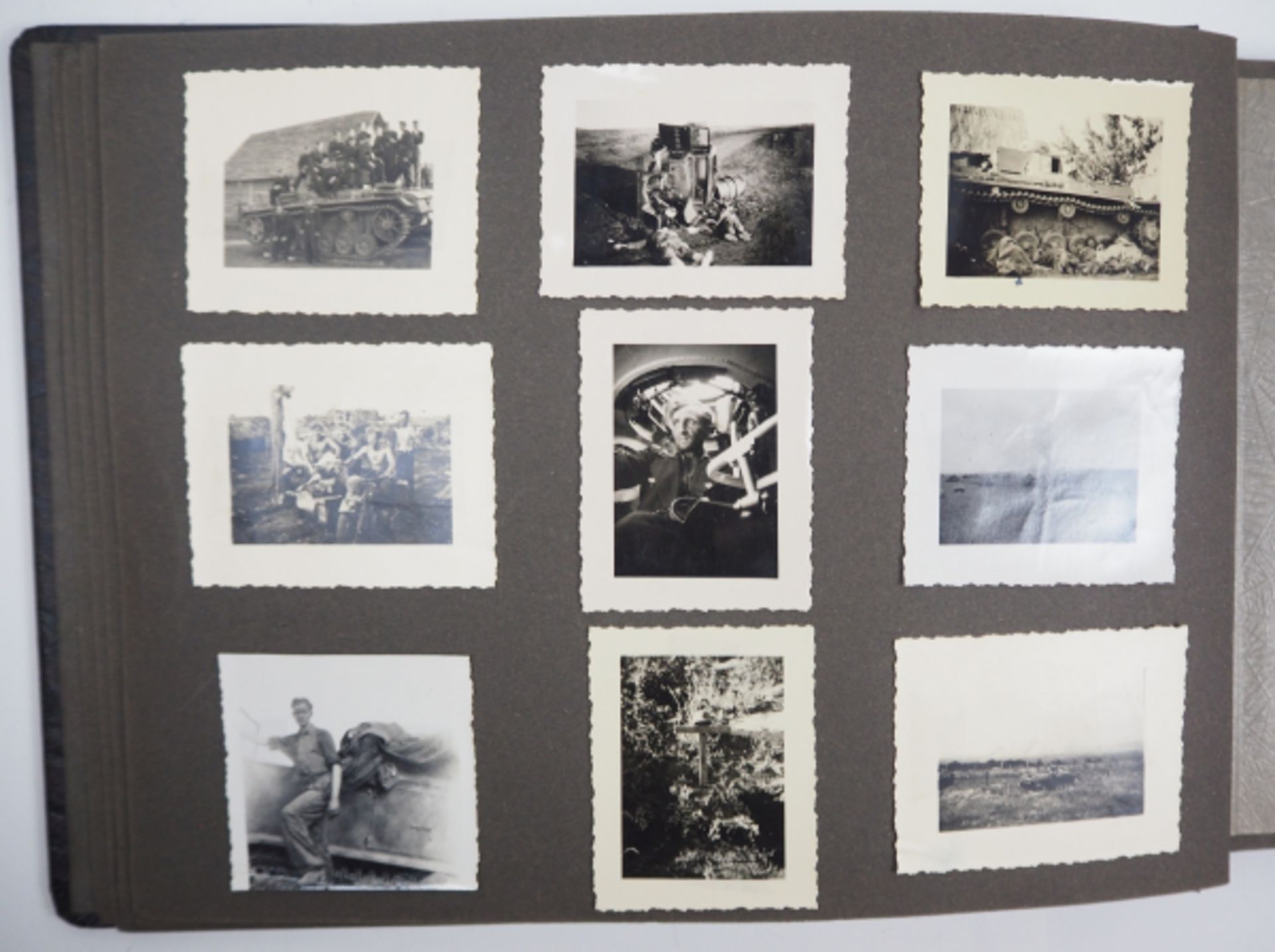 Fotoalbum eines Angehörigen der Schweren Panzer-Abteilung 508 (Tiger).Schwarzer Einband, bze. - Image 7 of 8