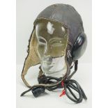 Luftwaffe: Fliegerhaube.Braunes Leder, gefürttert, mit Bakelit-Ohrmuscheln, eingenähte Etiketten,