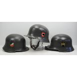 Wehrmacht: Lot von 3 Parade-Helmen.Je Doppelembleme, zweimal WH, einmal SS. Innenfutter teils