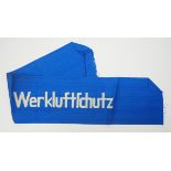 Reichsluftschutz: Armbinde Werkluftschutz.Blaue Armbinde mit weißem maschinengesticktem Schriftzug.