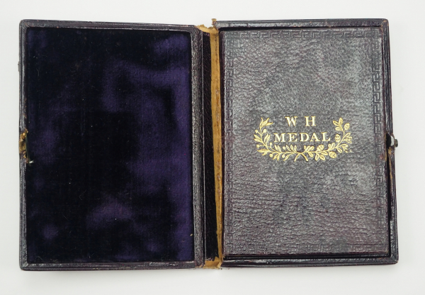 Großbritainnien: WH Medaille, im Etui mit Buch.Bronzemedaille, Avers: Triptichon, Athener Theater, - Image 3 of 4