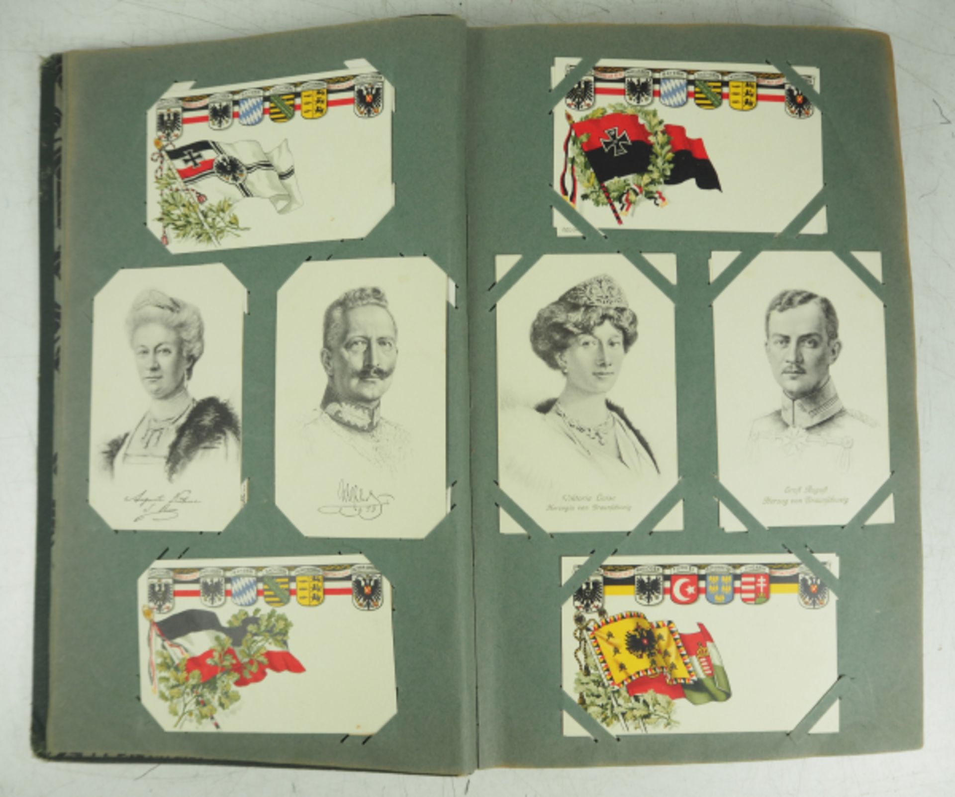 1. Weltkrieg: Postkartenalbum.Hochformatiges PK-Album, 308 Karten, Motive: Kaiserfamilie, Herrscher,