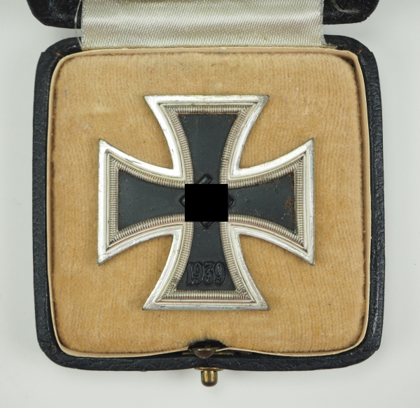 Eisernes Kreuz, 1939, 1. Klasse, im Etui - 15.Geschwärzter Eisenkern, silberne Zarge, polierte - Image 2 of 4