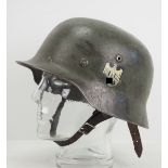 Wehrmacht: Stahlhelm M35 - Doppelemblem.Glocke mit olivgrüner Originallackierung, der Adler zu ca.