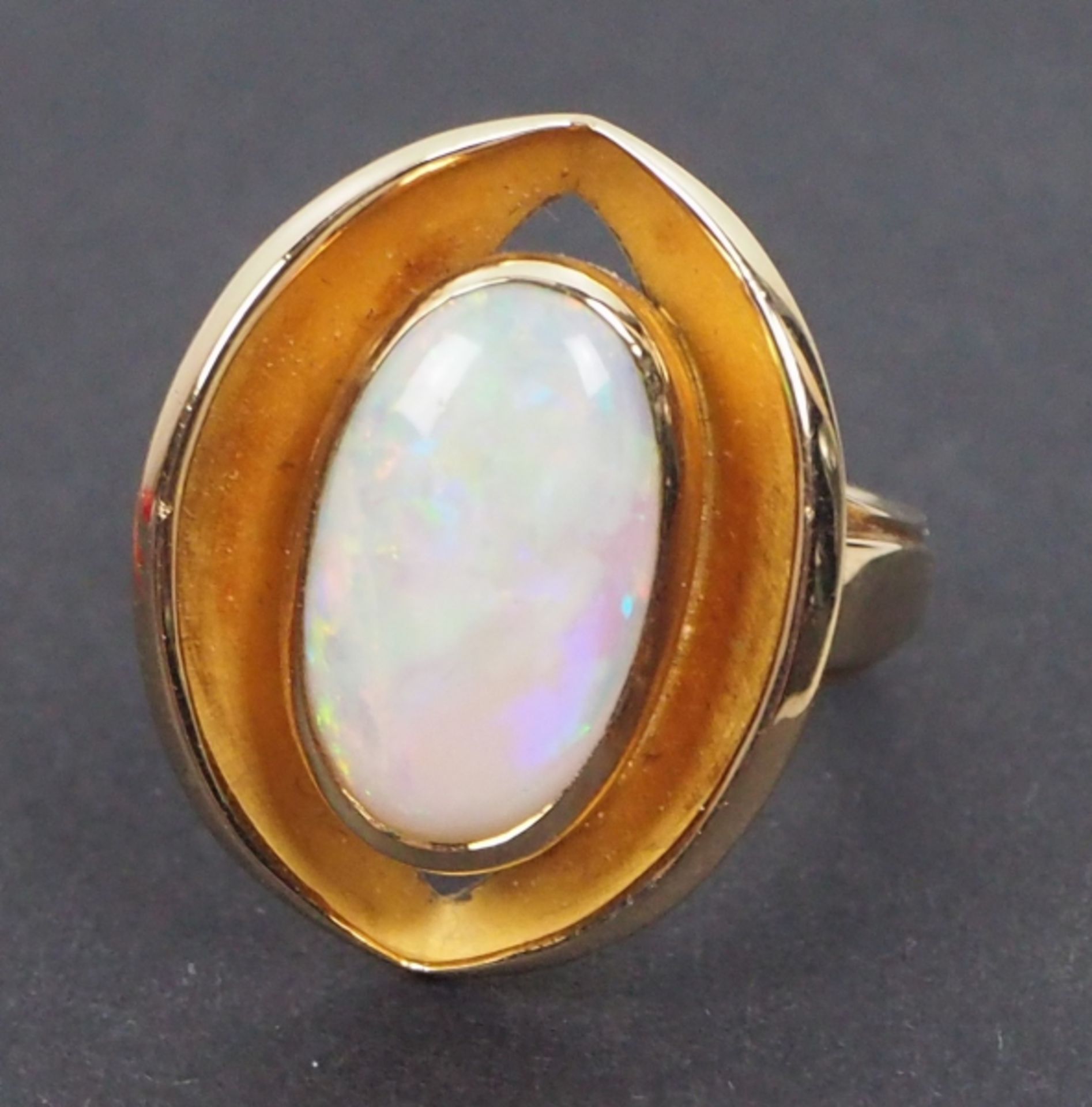 Opalring mit Gold Fassung.Gold, 585 in der Ringschiene gepunzt, mit großem Opal.Zustand: I-II - Bild 2 aus 4