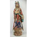 China: Asiatische Götterfigur.Holz, bestoßen, die mehrfarbige Fassung in Teilen abgeplatzt, die