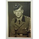HJ: Foto eines Hitlerjungen mit Ärmelband "SS Kriegsberichter".Stuidoaufnahme, in Uniform, mit HJ-