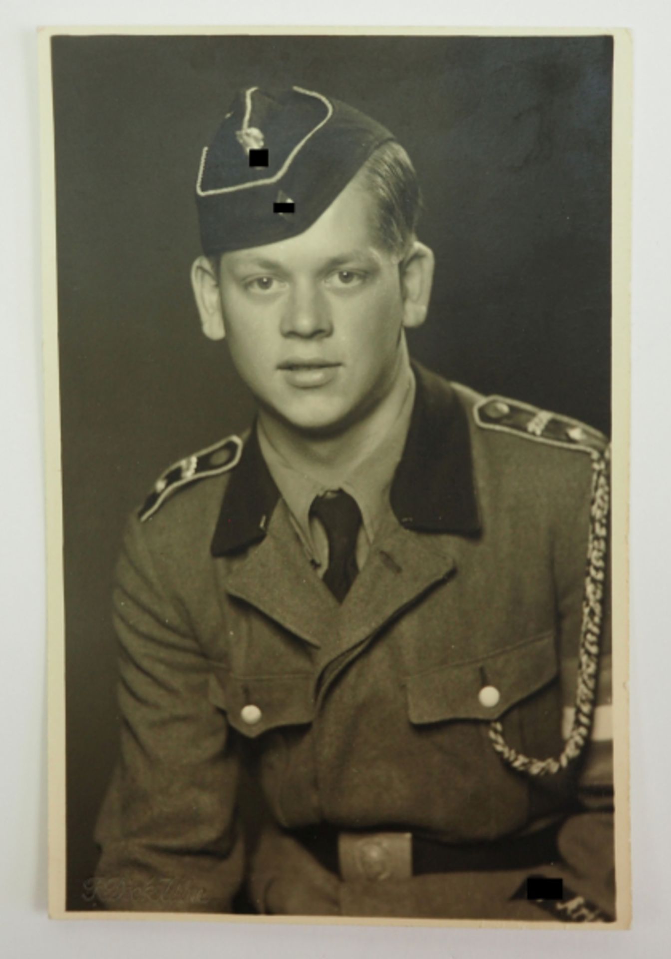 HJ: Foto eines Hitlerjungen mit Ärmelband "SS Kriegsberichter".Stuidoaufnahme, in Uniform, mit HJ-