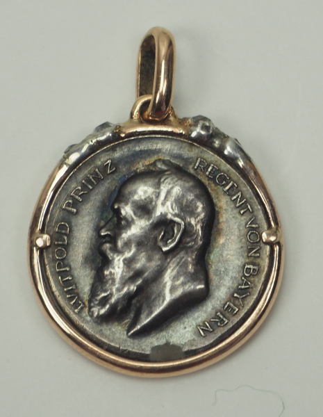 Bayern: Erinnerungsmedaille des Prinzregenten Ludwig 1908.Silber, in Fassung aus Gold, diese mit 4