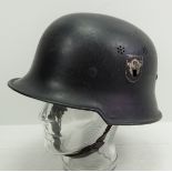 Feuerlöschpolizei: Helm.Schwarz lackierter Helm, das Polizei-Emblem zu ca. 75% erhalten, das