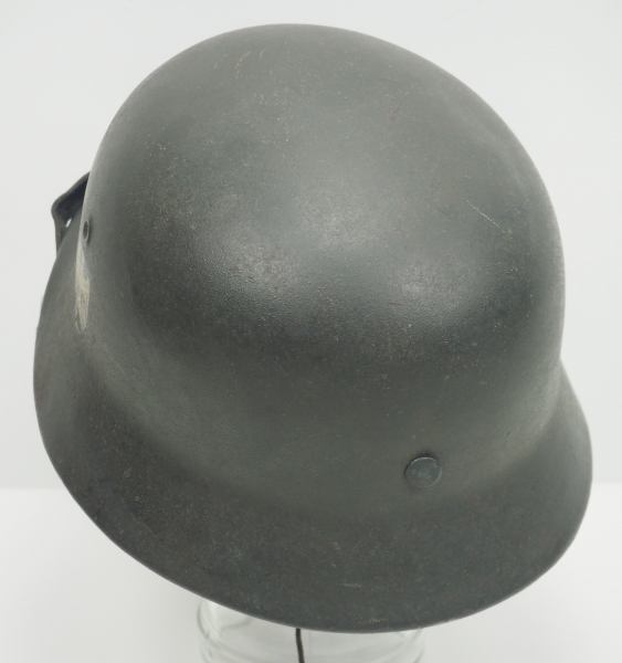 Wehrmacht: Stahlhelm M40.Die Glocke gedunkelt, der Adler (zu ca. 85% erhalten), mit gedunkeltem - Image 4 of 5