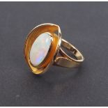 Opalring mit Gold Fassung.Gold, 585 in der Ringschiene gepunzt, mit großem Opal.Zustand: I-II