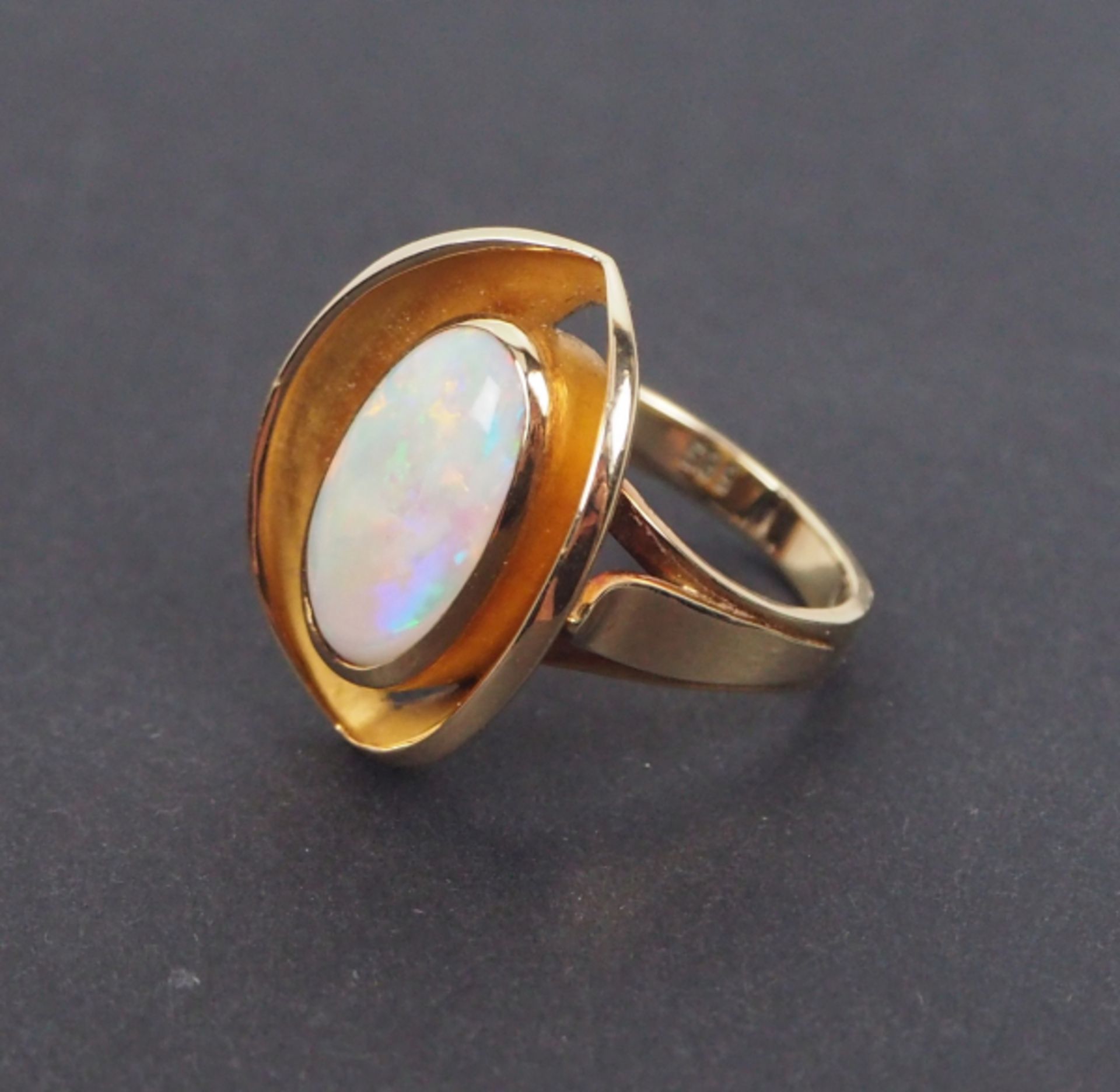 Opalring mit Gold Fassung.Gold, 585 in der Ringschiene gepunzt, mit großem Opal.Zustand: I-II