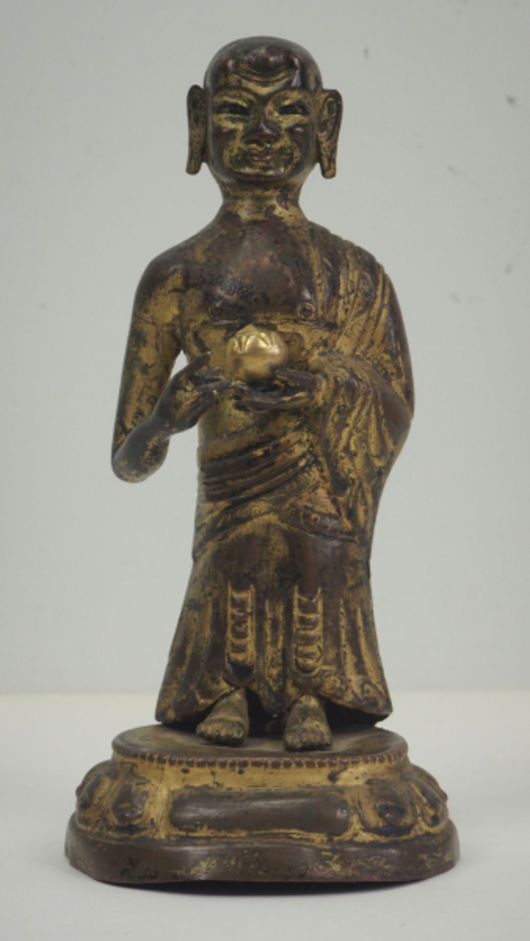 Figur eines buddhistischen Mönch.Bronze mit Vergoldung, die Lothusblüte die er in der Hand hält