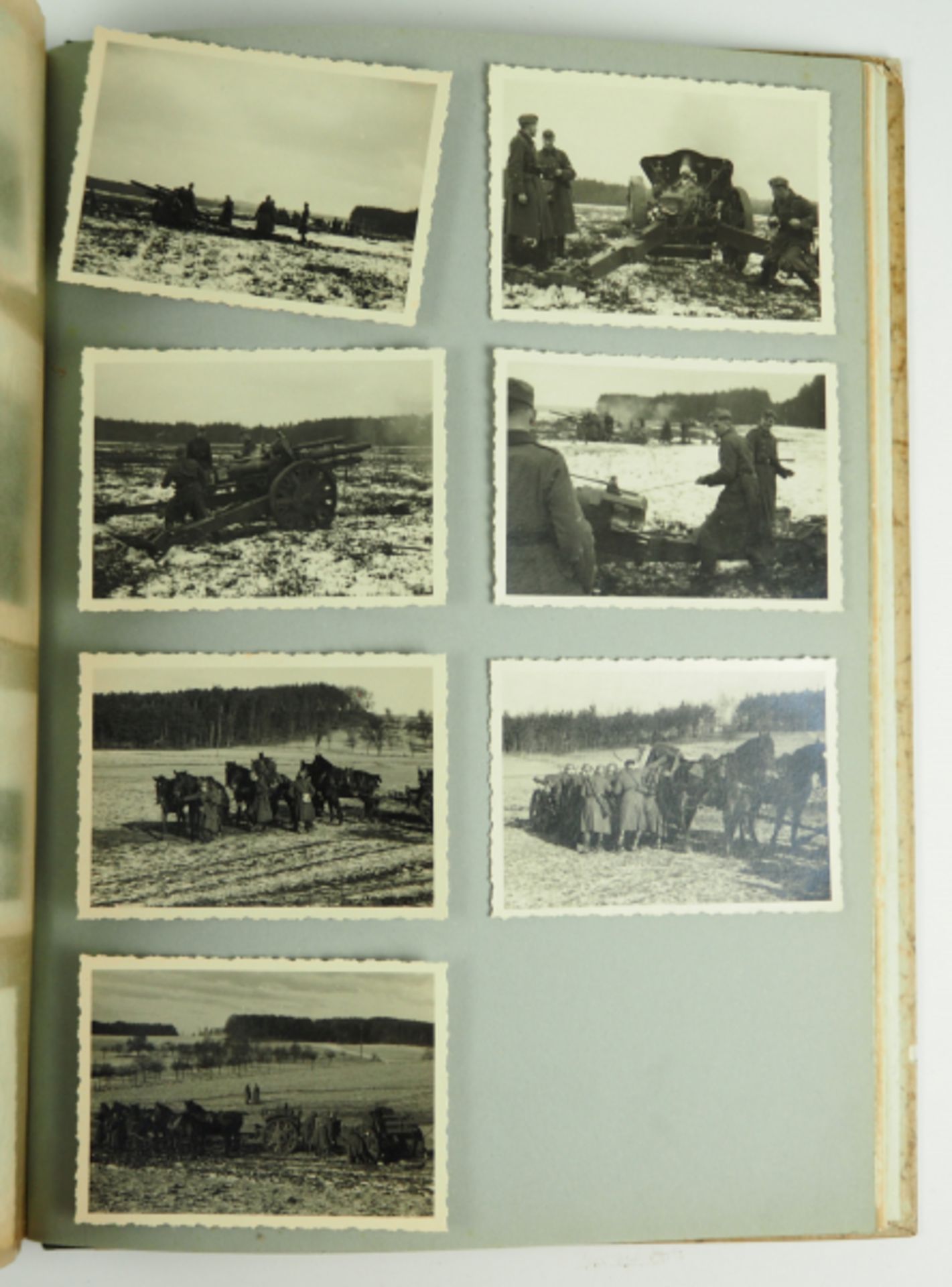 Wehrmacht: Fotoalbum.Geprägter Einband, 141 Fotos, diverse Formate, Motive: Lagerleben, Übung, - Image 2 of 4
