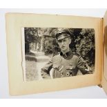 Fotoalbum eines Angehörigen "Der Führer".Kleines schwarzes Album, Bindung lädiert, 51 Fotos, Motive: