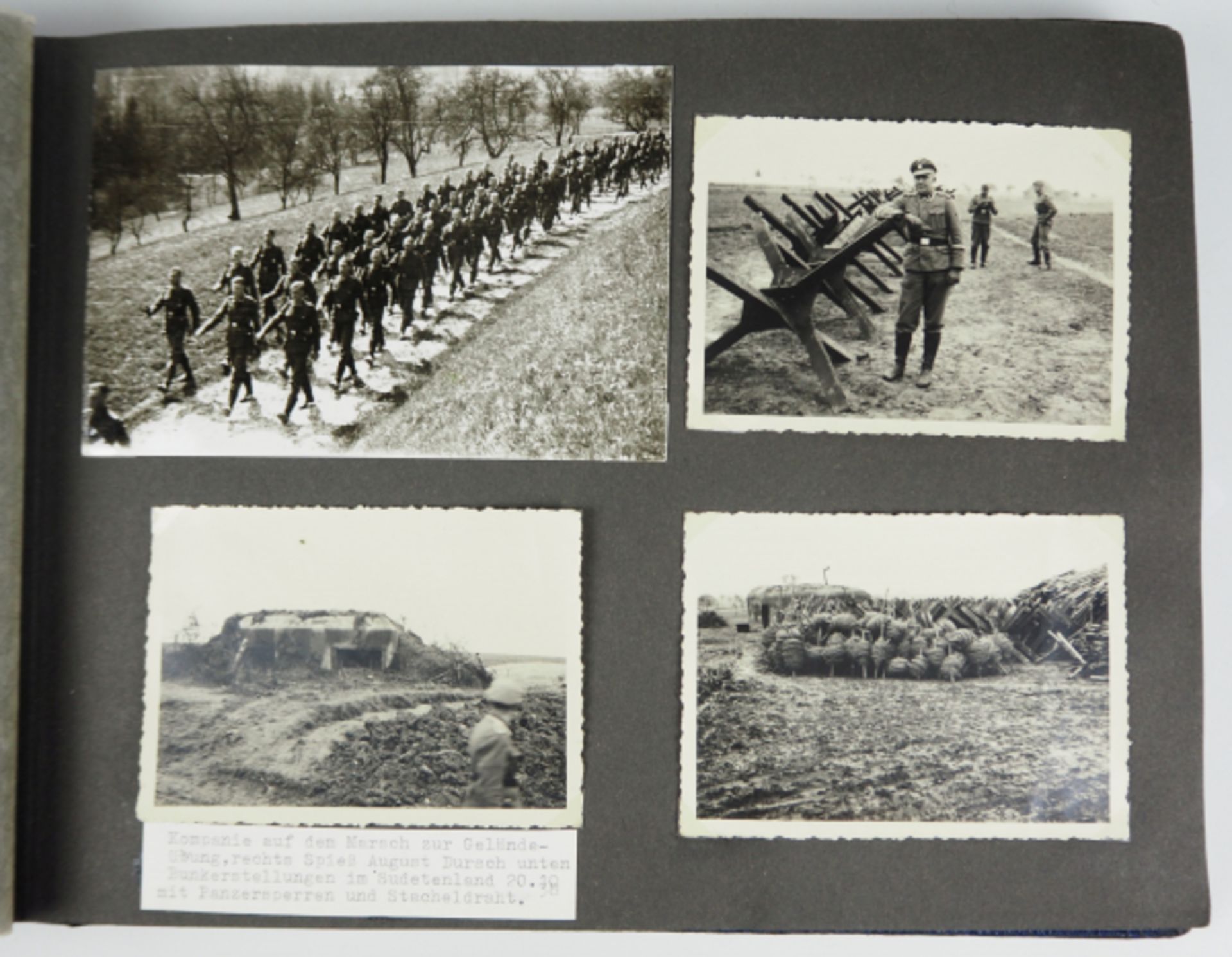 Fotoalbum eines SS-Soldaten "DEUTSCHLAND".Blauer Einband, 256 Fotos, diverse Formate, je SEite mit - Image 4 of 9