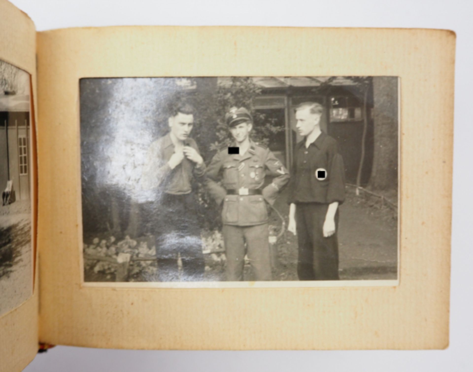 Fotoalbum eines Angehörigen "Der Führer".Kleines schwarzes Album, Bindung lädiert, 51 Fotos, Motive: - Image 5 of 6