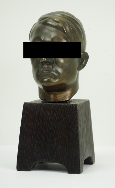 Adolf Hitler Büste.Bronze, auf dunkelm Holzsockel, Befestigung repariert.Höhe ges. ca.: 20 cm.