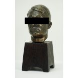 Adolf Hitler Büste.Bronze, auf dunkelm Holzsockel, Befestigung repariert.Höhe ges. ca.: 20 cm.