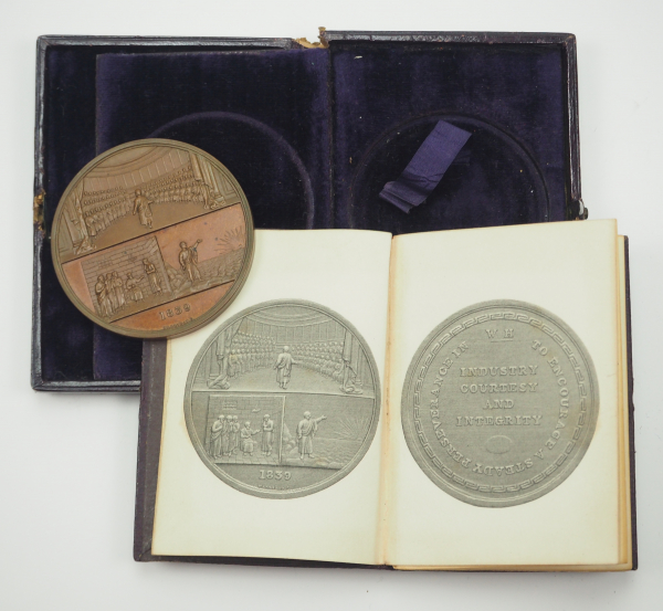 Großbritainnien: WH Medaille, im Etui mit Buch.Bronzemedaille, Avers: Triptichon, Athener Theater, - Image 2 of 4