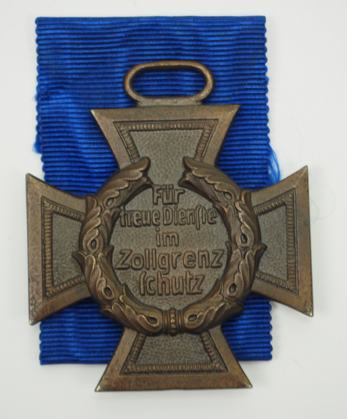 Zollgrenschutz Ehrenzeichen.Bronze, dunkel oxidiert, dazu kurzes blaues Bandstück.Zustand: I-II - Image 2 of 2