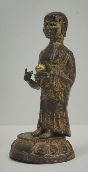 Figur eines buddhistischen Mönch.Bronze mit Vergoldung, die Lothusblüte die er in der Hand hält - Image 2 of 4