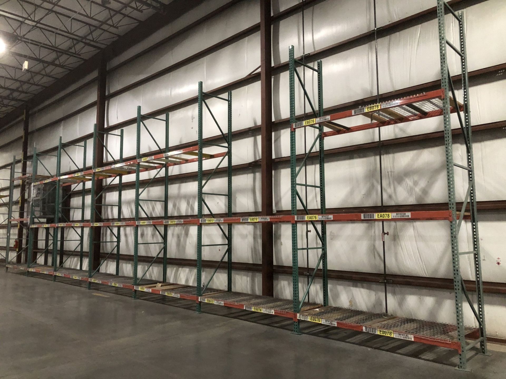 Pallet Racking; (44) 42" Deep x 18' High Uprights, (248) 96" Crossbeams, Most w/ Wire Decking - Bild 9 aus 12