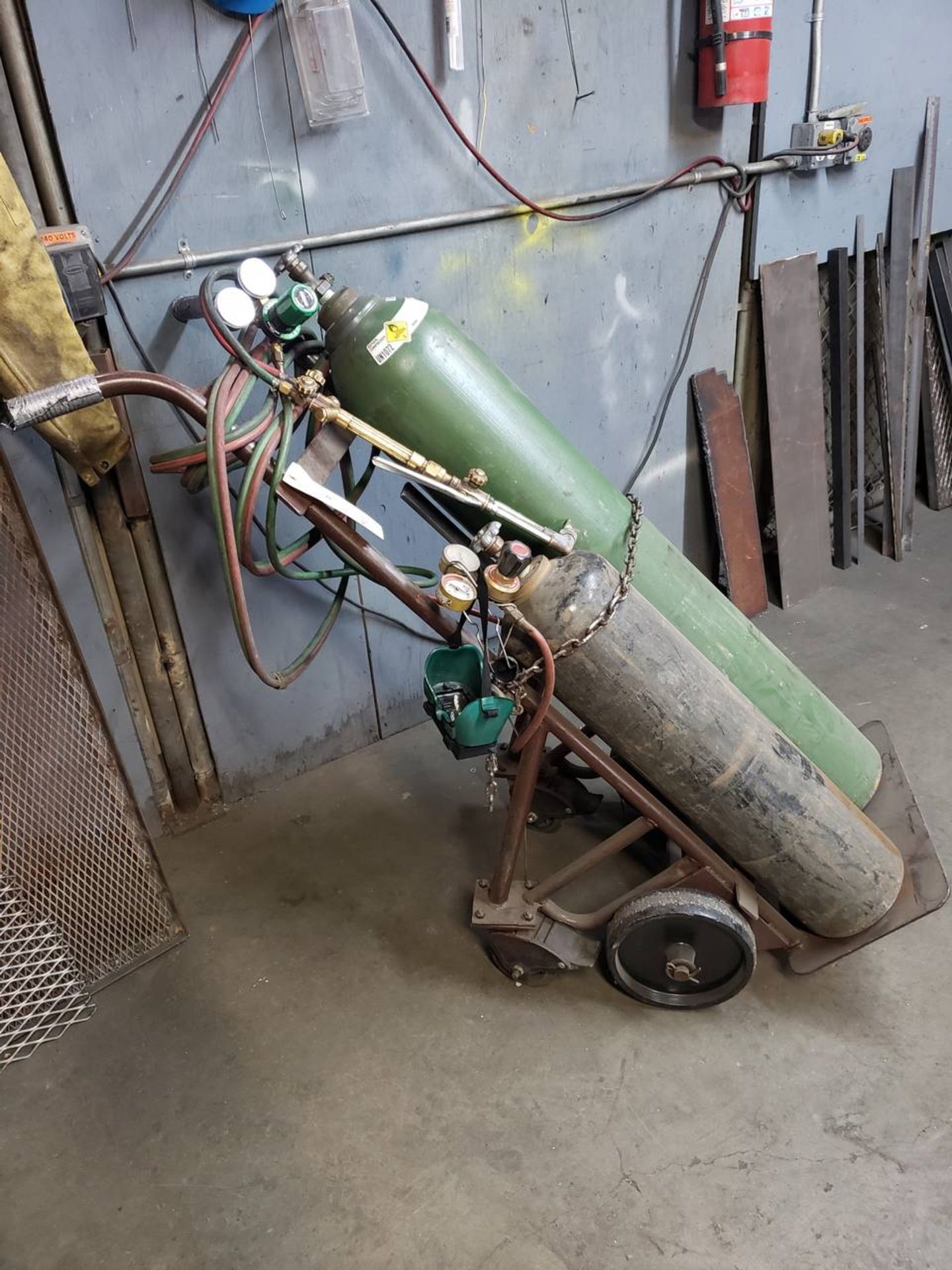 Welding Cart (Gas Tanks Not Included) Victor Welding Gun w/hoses, Radnor Mdl G250-150-540 Oxygen - Image 2 of 2