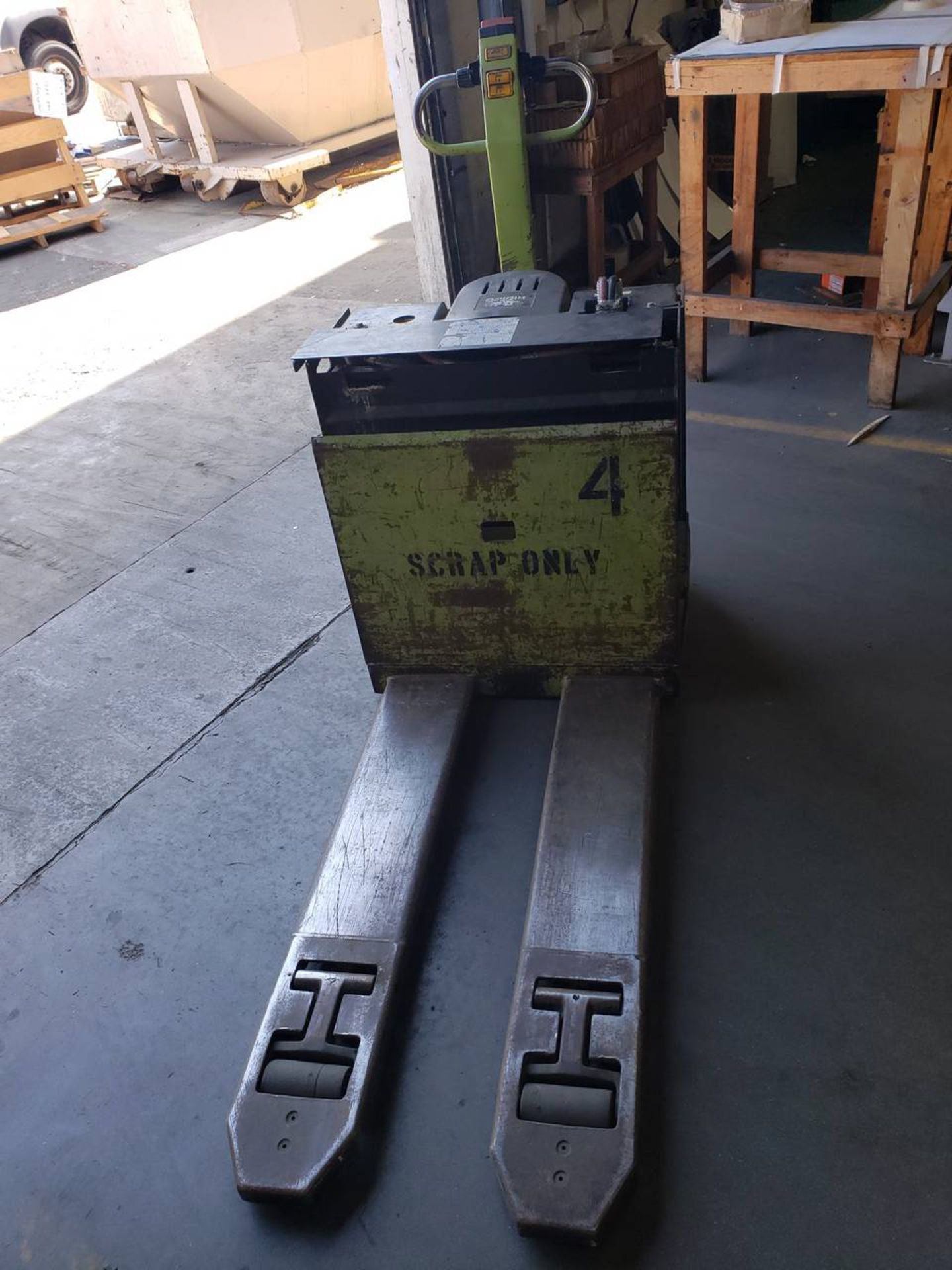 Clark P40E 12V Electric Pallet Jack 2 Ton Max Capacity, S/N P465-429-6930B - Image 2 of 5