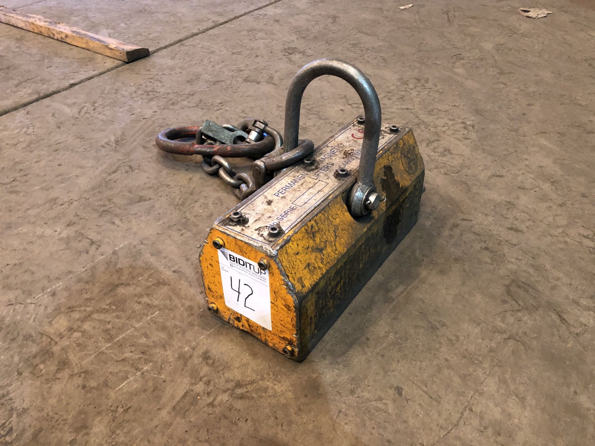 2000 Kg / 4400 Lb Magnetic Lifter [Located at 8830 Vineyard Avenue, Rancho Cucamonga, CA 91730]