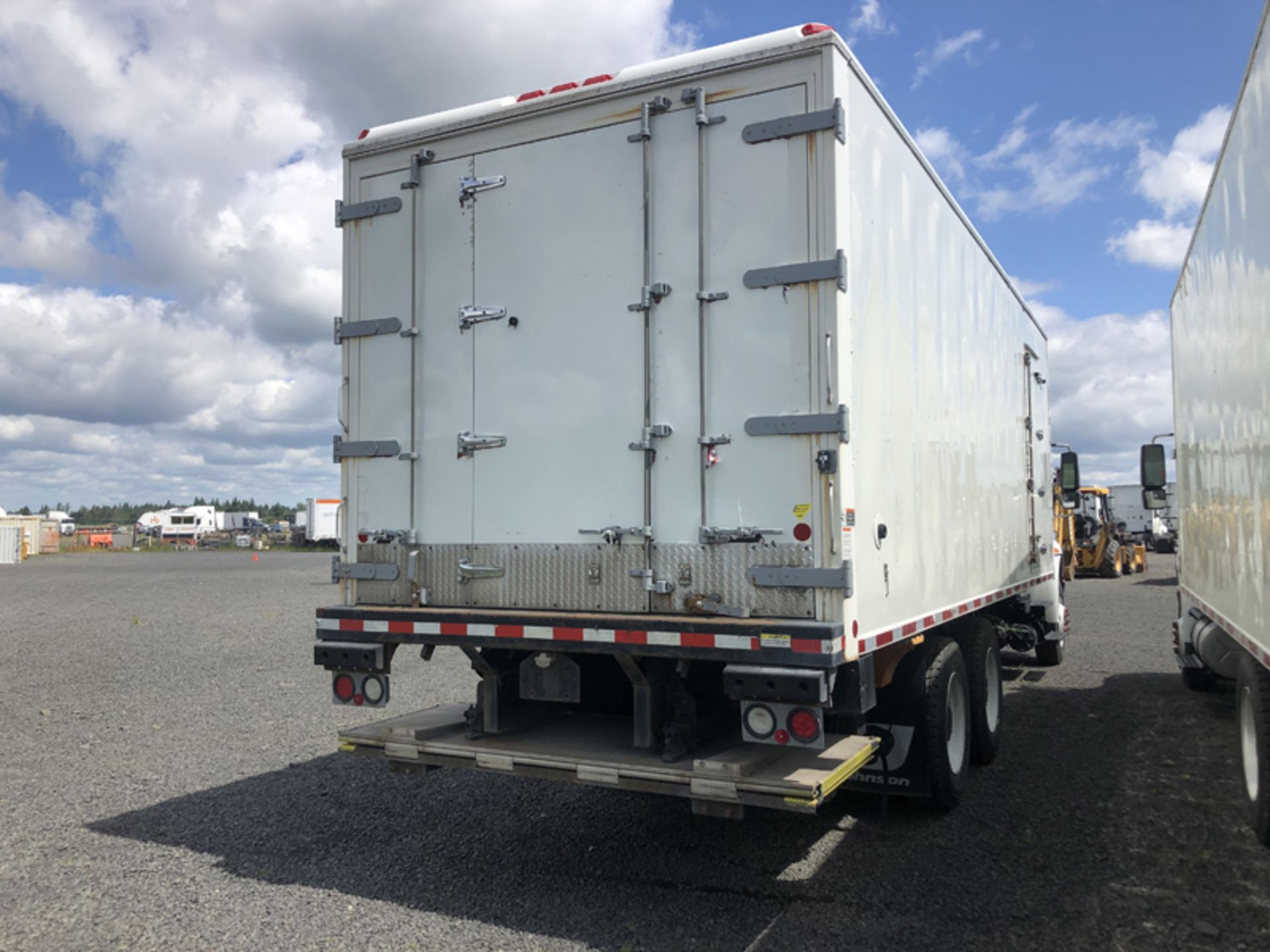 2018 INTERNATIONAL 4400 SBA 6X4 REFRIGERATED BOX TRUCK VIN#: 1HTMSTARXJH048976, Approx Miles: 17735, - Image 4 of 15