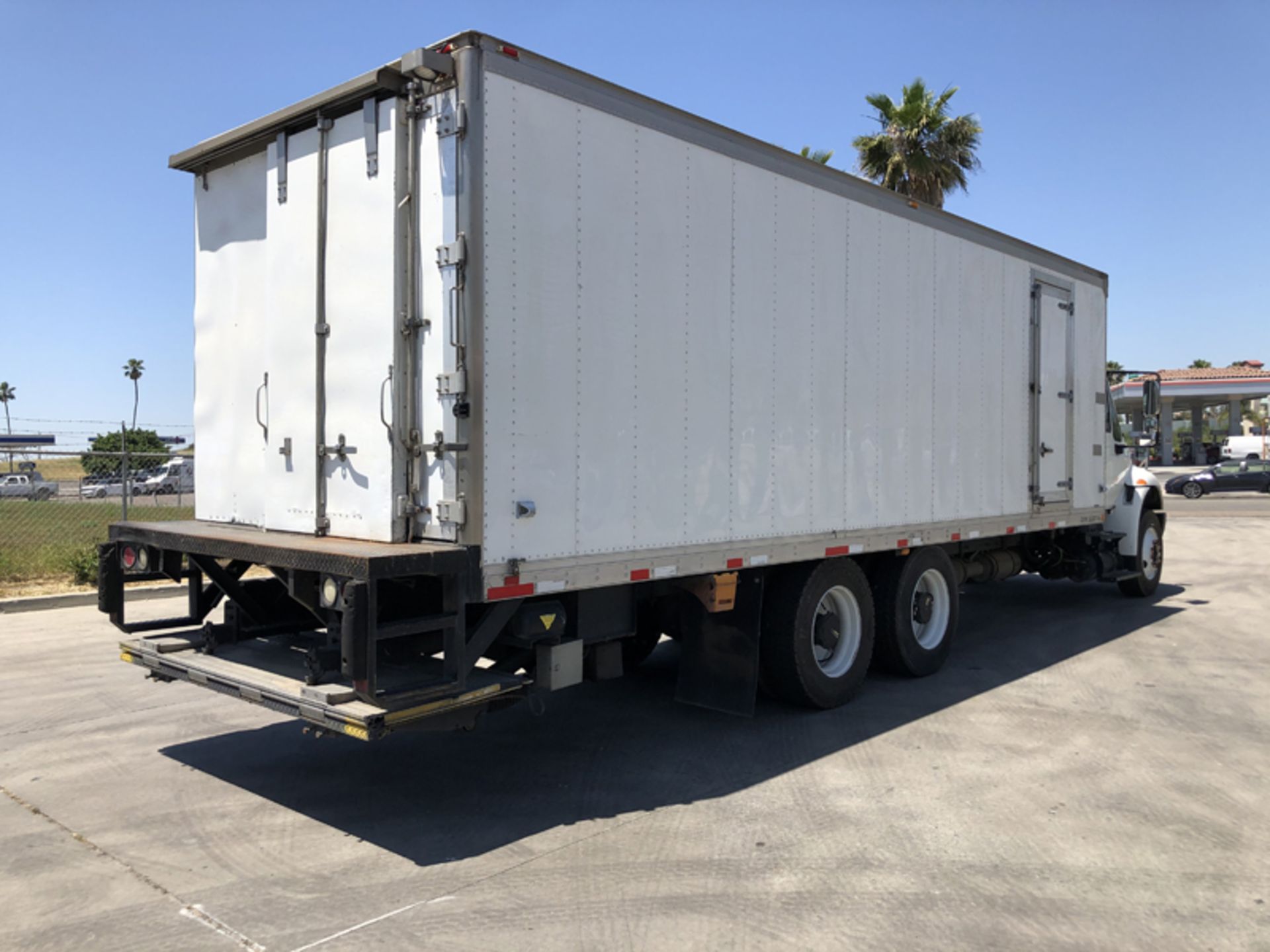 2018 INTERNATIONAL 4400 SBA 6X4 REFRIGERATED BOX TRUCK VIN#: 1HTMSTAR9JH528880, Approx Miles: 85689, - Image 4 of 10