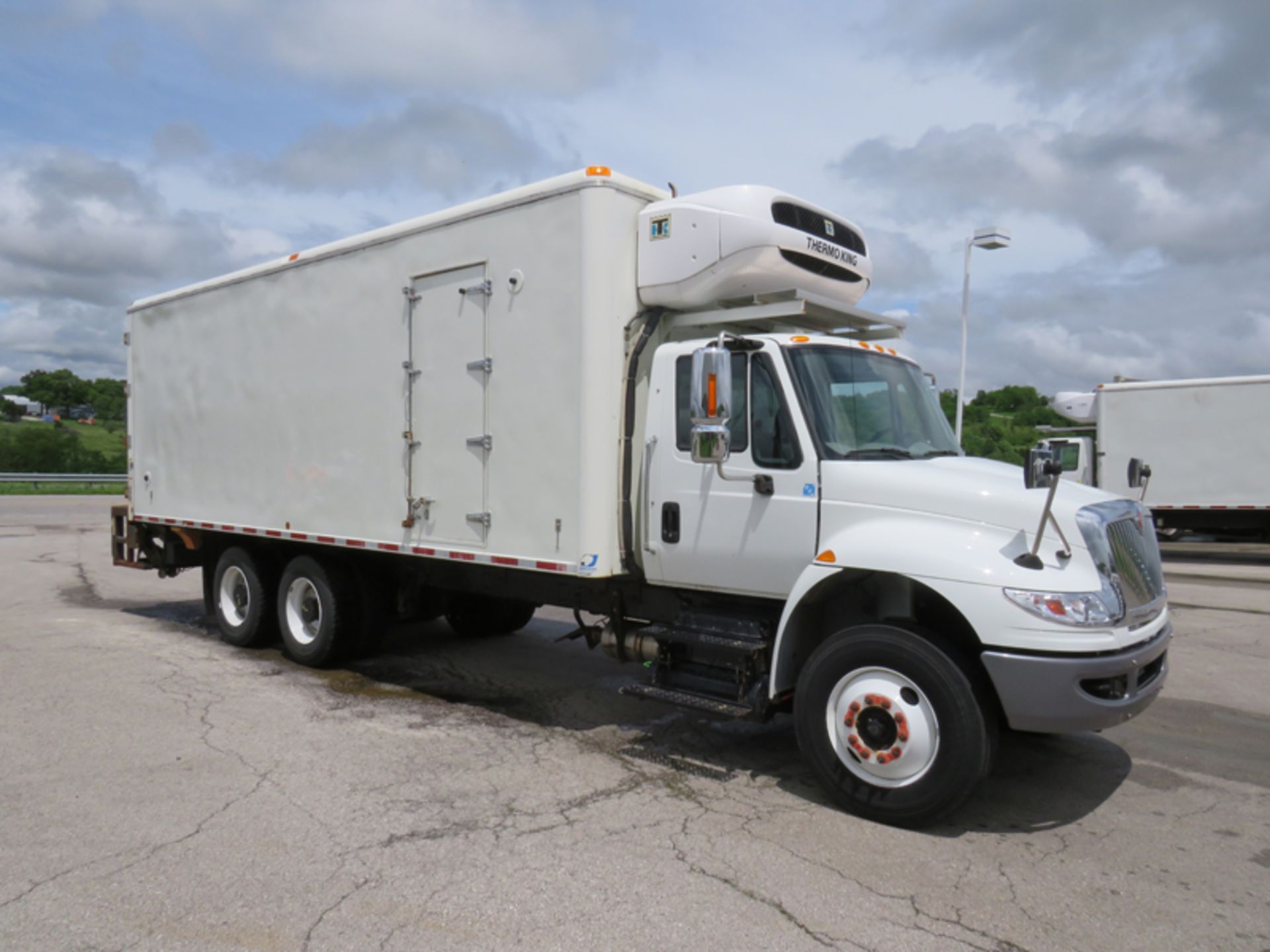 2018 INTERNATIONAL 4400 SBA 6X4 REFRIGERATED BOX TRUCK VIN#: 3HAMSTAR7JL530038, Approx Miles: 12988, - Image 3 of 9