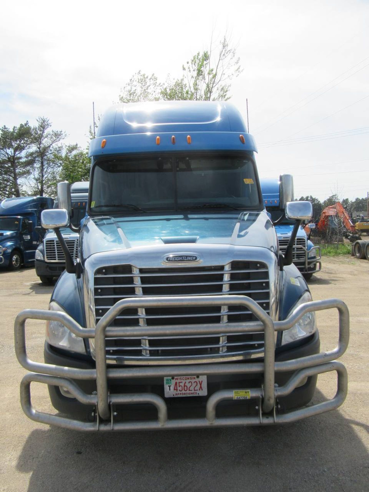 2012 Freightliner Cascadia Tractor - Image 2 of 10